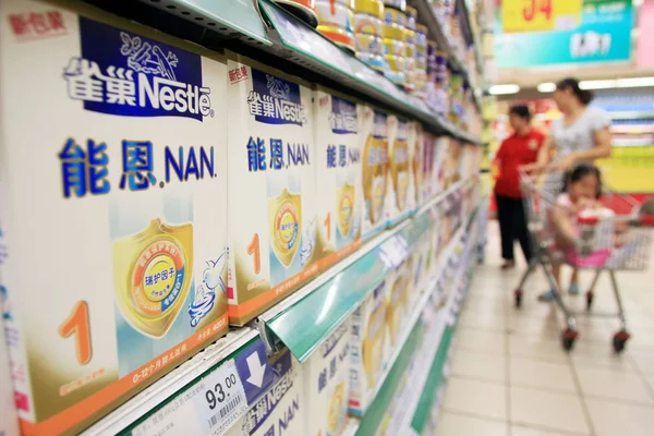 Ügyfelek Vásárolnak Nestle Tejtermékek Egy Szupermarket Shanghai Kína Augusztus 2011 — Stock Fotó