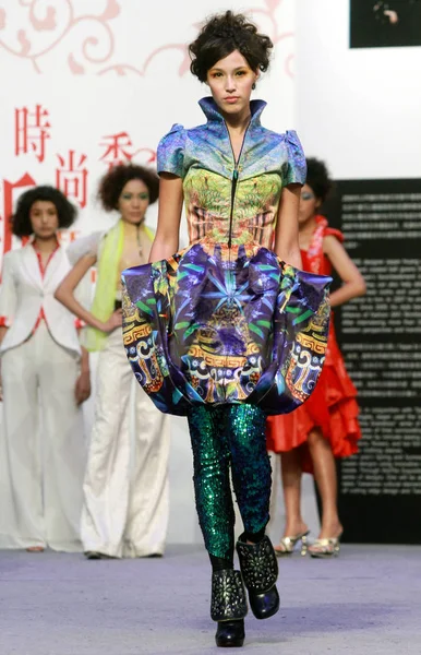 Japoński Brazylijski Model Akemi Barbara Kazuki Parady Podczas Moda Pokaż — Zdjęcie stockowe