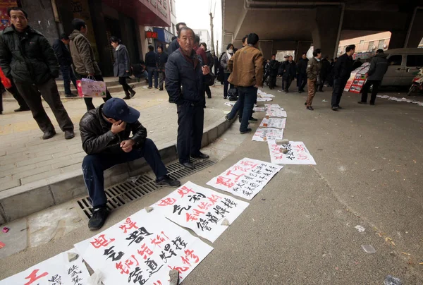 2011年2月8日 中国中部河南省郑州市某劳务市场招聘人员等待求职者 — 图库照片