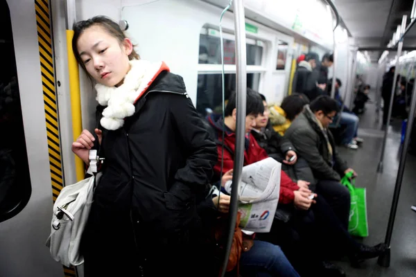 Estudiante China Modelo Desnuda Zizi Para Tren Metro Camino Estudio — Foto de Stock