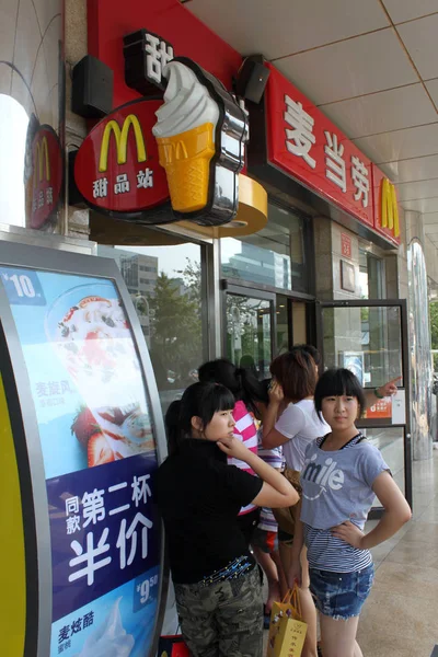 Los Consumidores Ingresan Restaurante Mcdonalds Beijing China Julio 2011 — Foto de Stock