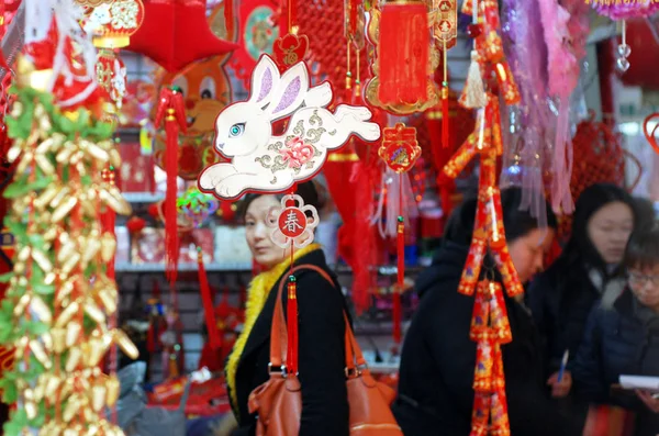 Clientes Chinos Compran Colgantes Otras Decoraciones Preparación Para Próximo Festival — Foto de Stock