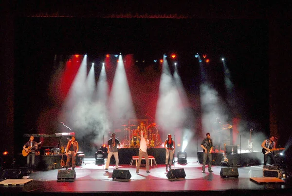 2011年1月20日 美国家庭乐队 在中国东部山东省青岛市举行的音乐会上表演 — 图库照片