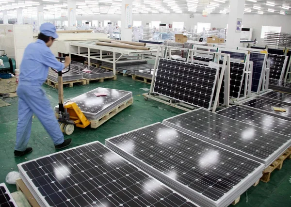 Chinesische Arbeiter Wagen Sonnenkollektoren Werk Von Eoplly New Energy Technology — Stockfoto