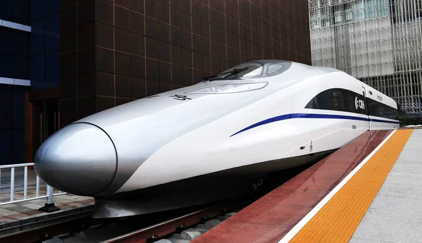 Crh380A 弾丸列車の機関車は 2010 中国上海世界博覧会記念公園で中国鉄道館で描かれています — ストック写真