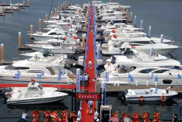 Visitantes Observan Yates Durante Una Exhibición Barcos Ciudad Dalian Provincia —  Fotos de Stock