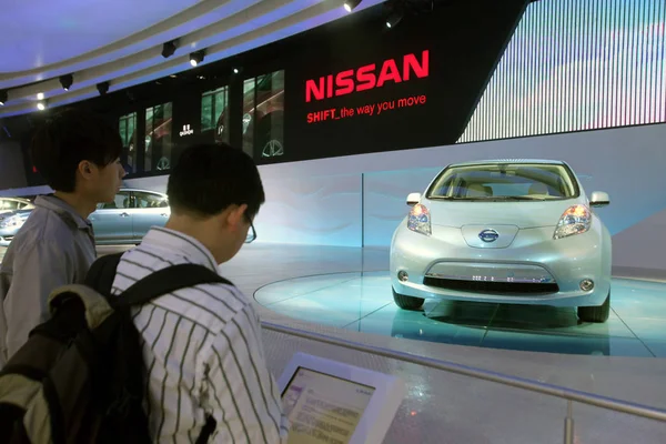 Los Visitantes Observan Automóvil Nissan Durante Una Exhibición Automóviles Ciudad —  Fotos de Stock