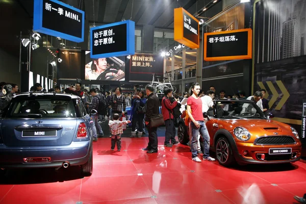 2010년 12월 21일 광둥성 광저우시에서 자동차 쇼에서 자동차 구매자들이 미니카를 — 스톡 사진