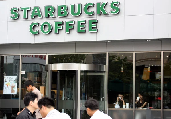 Residentes Locais Passam Por Café Starbucks Cidade Qingdao Leste Província — Fotografia de Stock