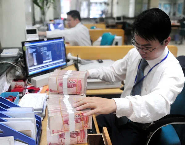 Kinesiske Bankfunksjonærer Telte Rmb Renminbi Yuan Sedler Bank Qionghai Sør – stockfoto