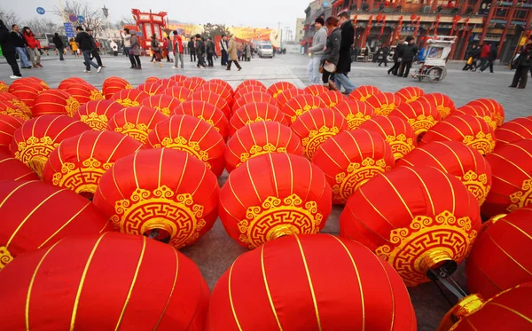 2011年2月15日 在中国北京元宵节 游客和当地居民走过红灯 沿着前门大街挂断 — 图库照片