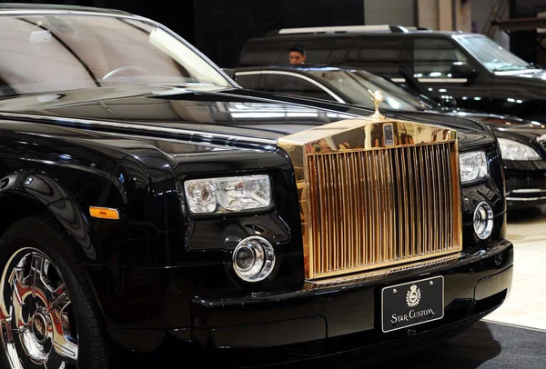 Limuzină Rolls Royce Phantom Placată Aur Este Văzută Ecran Timpul — Fotografie, imagine de stoc