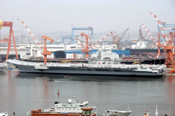 Porte Avions Varyag Est Photographié Dans Chantier Naval Ville Dalian — Photo