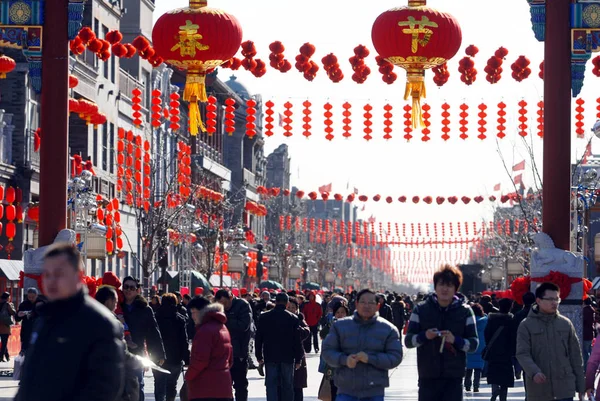 Residentes Chineses Locais Caminham Sob Lanternas Vermelhas Sendo Exibidas Para — Fotografia de Stock
