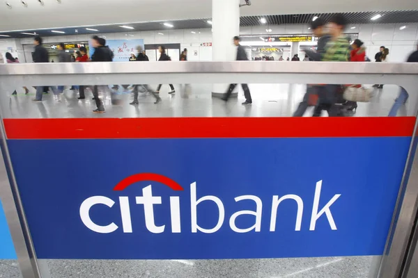 Pasajeros Chinos Pasan Por Delante Anuncio Citibank Una Estación Metro — Foto de Stock