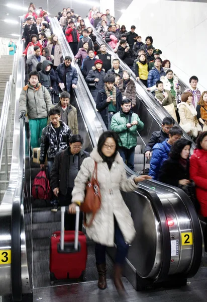 Multitud Viajeros Pasajeros Son Vistos Estación Metro Plaza Los Pueblos —  Fotos de Stock