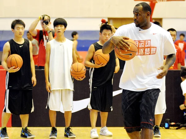 Nba Αστέρι Lebron James Προπονητές Μικρά Κινέζικα Καλαθοσφαιριστές Changan Πανεπιστημίου — Φωτογραφία Αρχείου