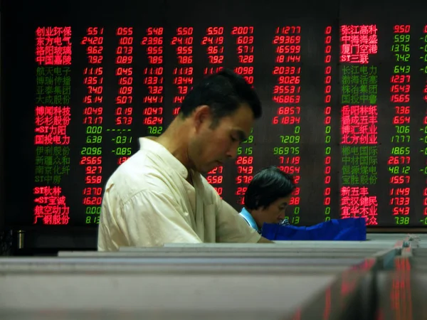 2011年8月15日 中国投资者在中国东北吉林省一家股票经纪公司查看股价 因价格上涨而出现亏损 — 图库照片