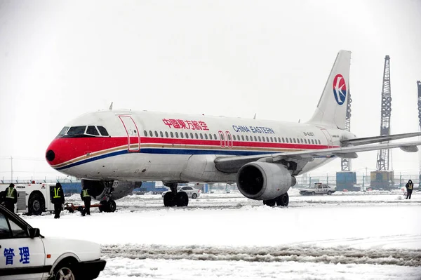 Самолет Авиакомпании China Eastern Airlines Замечен Международном Аэропорту Сяошань Городе — стоковое фото