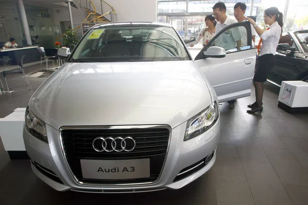 Chinese Autokopers Kijken Naar Een Audi Een Dealer Shanghai China — Stockfoto