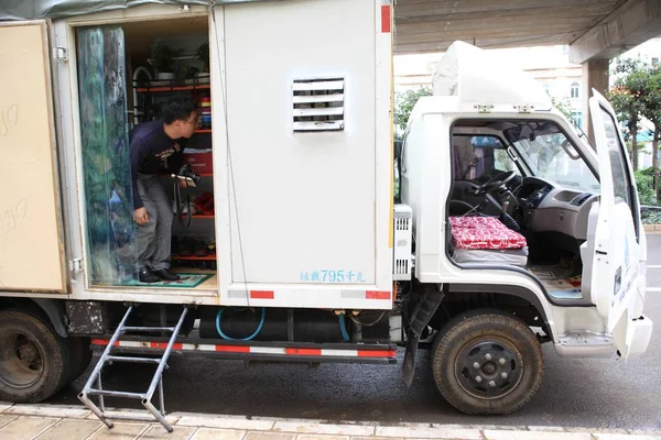 Przyczepa Mieszkalna Która Jest Przekształcona Ciężarówki Cargo Jest Zdjęciu Kunming — Zdjęcie stockowe