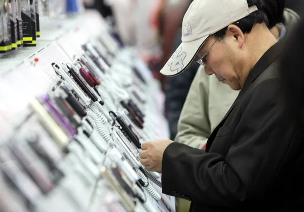 Κινέζοι Πελάτες Δοκιμάσουν Κινητά Τηλέφωνα Ένα Κατάστημα Media Markt Στη — Φωτογραφία Αρχείου