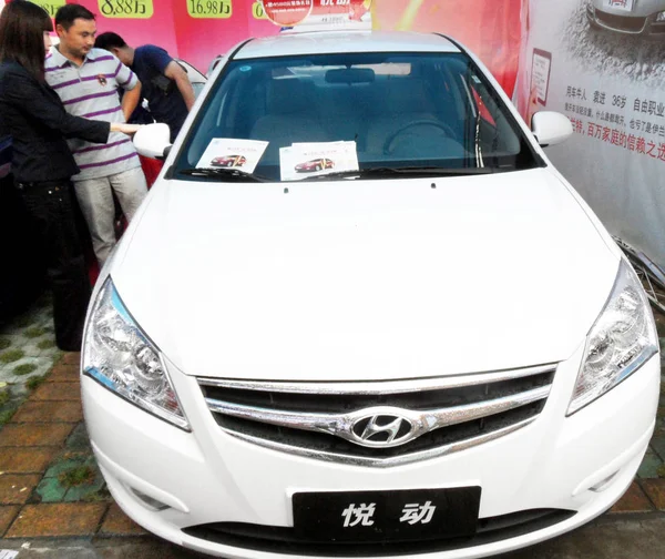2010년 22일 후베이성 이창시에서 자동차 쇼에서 자동차 구매자들이 베이징 현대자동차를 — 스톡 사진