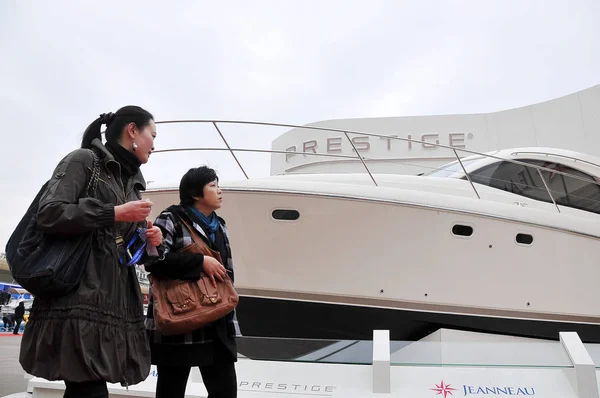 Visitantes Olham Para Iate Durante Show Barco Xangai China Abril — Fotografia de Stock