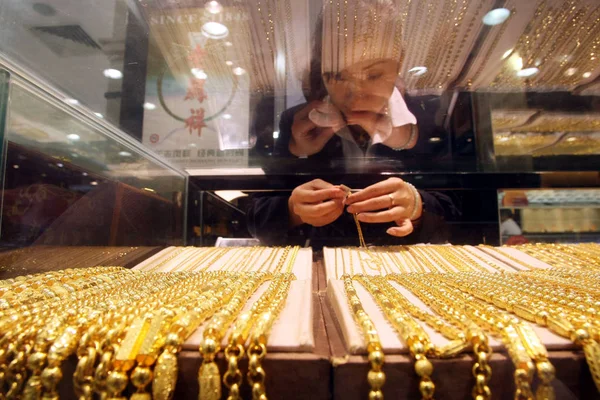 Uma Vendedora Chinesa Exibe Colares Ouro Uma Loja Ouro Jóias — Fotografia de Stock