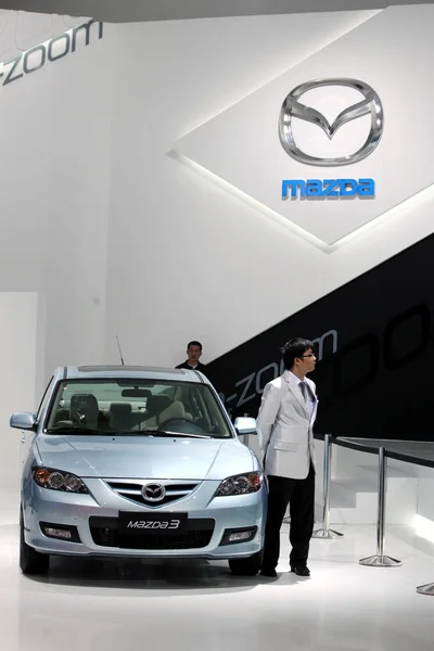 Kinesisk Personal Står Bredvid Mazda Den Kina Guangzhou International Automobile — Stockfoto