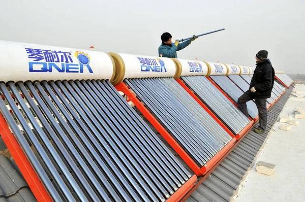 Trabajadores Chinos Examinan Reparan Calentadores Agua Solares Azotea Edificio Apartamentos — Foto de Stock