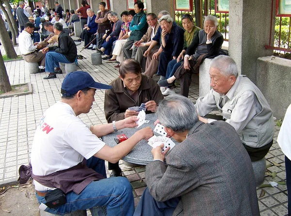 Ηλικιωμένοι Κινέζοι Παίζουν Χαρτιά Ένα Πάρκο Στην Πόλη Ζετάνγκ Ανατολική — Φωτογραφία Αρχείου