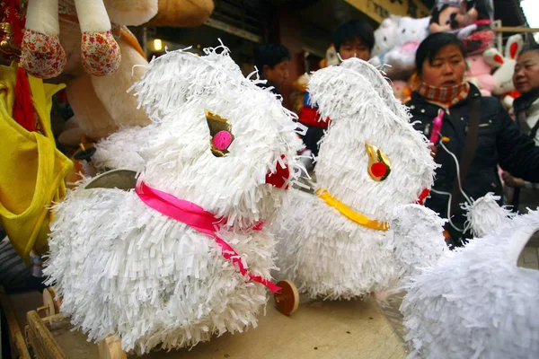 Los Residentes Chinos Locales Compran Linternas Conejo Para Festival Linterna — Foto de Stock