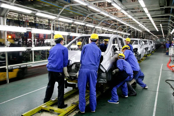 Chinese Factory Workers Assemble Chana Cars Assembly Line Auto Plant — Stock Photo, Image