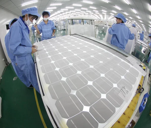 Personal Está Produciendo Módulos Células Solares Una Fábrica Provincia Oriental —  Fotos de Stock