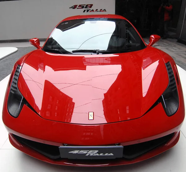 Een Ferrari Auto Zien Het Display Tijdens Een Tentoonstelling Vieren — Stockfoto