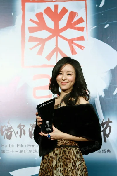 Actriz China Zhang Jingchu Posa Con Trofeo Después Ceremonia Premiación —  Fotos de Stock