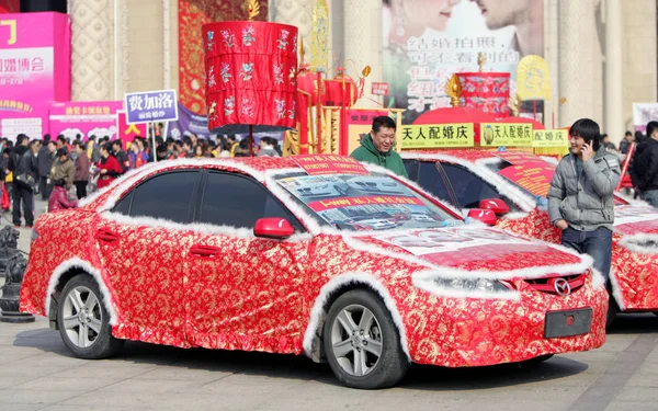 Visitantes Olham Para Carros Casamento Vestidos Com Materiais Tradicionalmente Usados — Fotografia de Stock