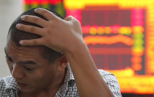 Chinese Investor Shows Anxiety Prices Shares Green Price Falling Stock — Stock Photo, Image