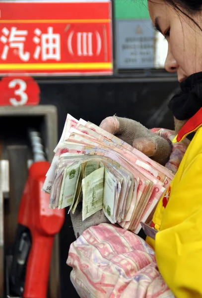 Kínai Munkavállaló Számít Rmb Renminbi Jüan Bankjegyek Egy Benzinkútnál Cnpc — Stock Fotó