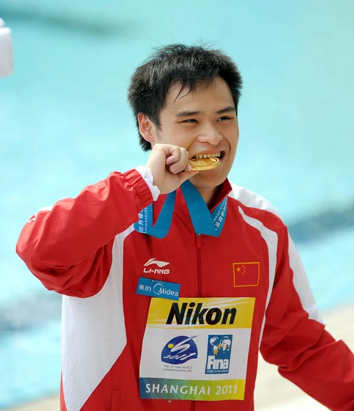 2011年7月18日 在中国上海东方体育中心举行的第14届菲娜世锦赛上 中国金牌得主李世新在男子1米跳板跳水项目颁奖仪式上夺得奖牌 — 图库照片