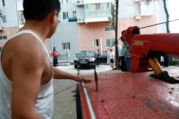 Workers Try Tow Car Brink Parking Lot Meters Ground Changsha — 스톡 사진