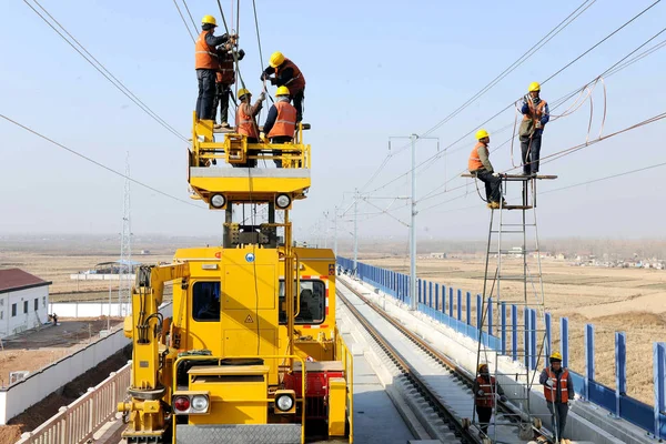 Trabalhadores Chineses Instalam Linhas Energia Longo Uma Seção Ferrovia Alta — Fotografia de Stock