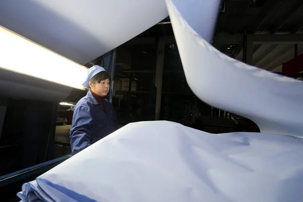 Una Trabajadora China Supervisa Producción Tela Fábrica Jiangsu Lianfa Textile —  Fotos de Stock