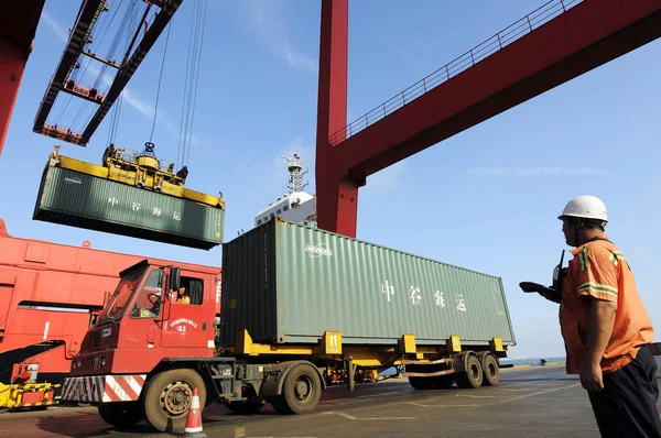 Chinese Worker Monitors Crane Tower Lifting Container Port Rizhao Rizhao — Stock Photo, Image