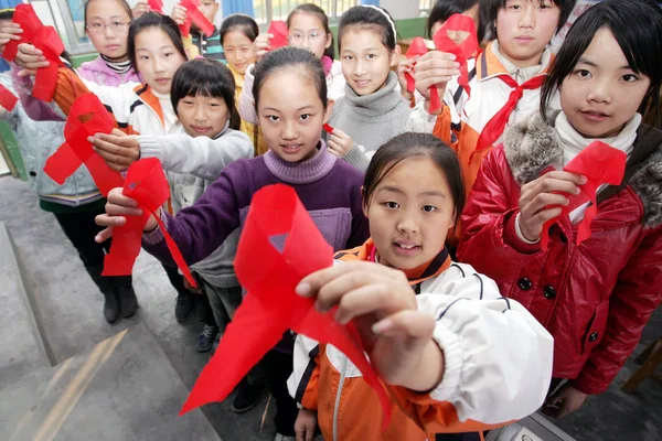 2010년 29일 산둥성 웨이팡시의 초등학교에서 에이즈 예방에 경고하기 학생들의 리본을 — 스톡 사진
