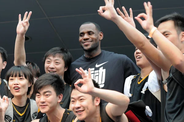 Nba の星レブロンジェームズは 中国に彼の中国のツアー 2011 日中バスケット ボール トレーニング キャンプへの訪問で若いバスケット ボール選手とポーズします — ストック写真