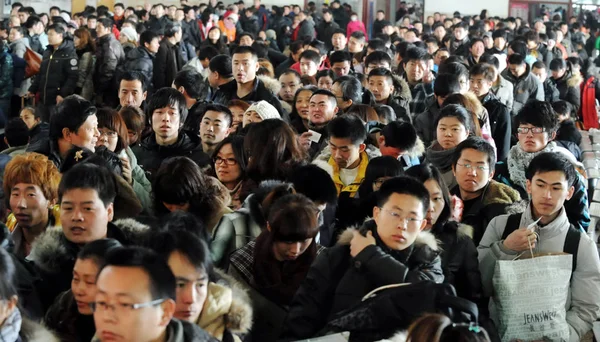 Толпы Китайских Пассажиров Стоят Очереди Вокзале Цзинань Время Весеннего Фестиваля — стоковое фото