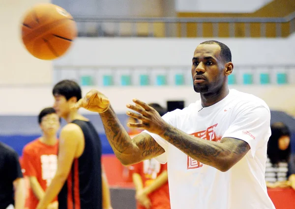 Nba Csillag Lebron James Edzők Fiatal Kínai Kosárlabda Játékos Changan — Stock Fotó