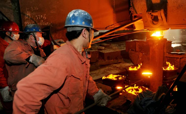 Trabalhadores Chineses Trabalham Frente Uma Fornalha Uma Fábrica Aço Dalian — Fotografia de Stock